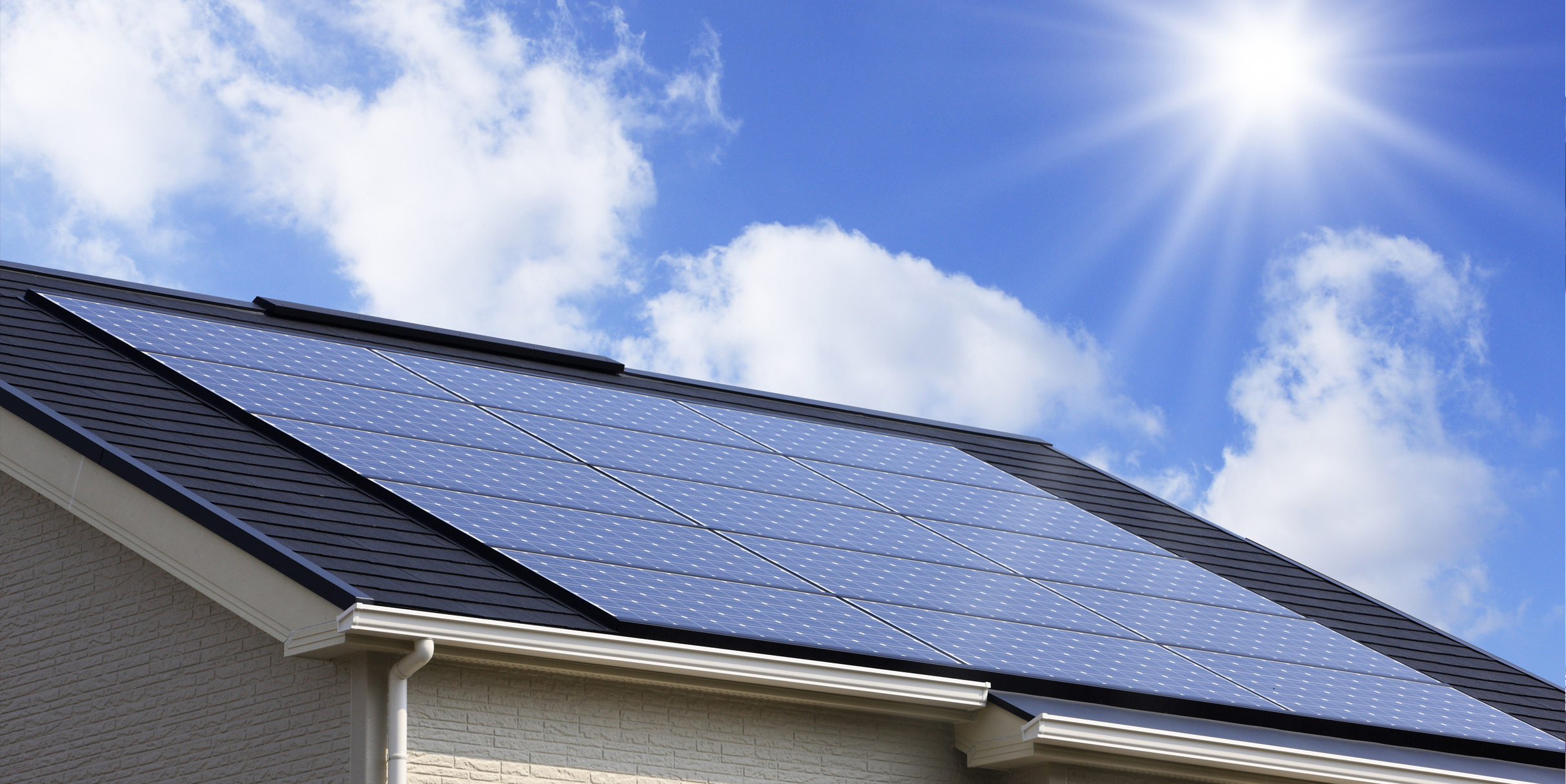 2019年問題とは、2019年に家庭用太陽光発電の固定価格買取期間が順次満了することをいいます。 この買取制度は2009年から開始され、太陽光発電で作られた電力のうち余剰電力が買取対象となる制度です。買取期間が10年間と設定されているため、2019年以降、設置して10年経ったところから、順次買取期間が満了するため売電価格が大幅に引き下げられます。こういった買取期間満了への対策として蓄電池の導入が検討されるようになりました。